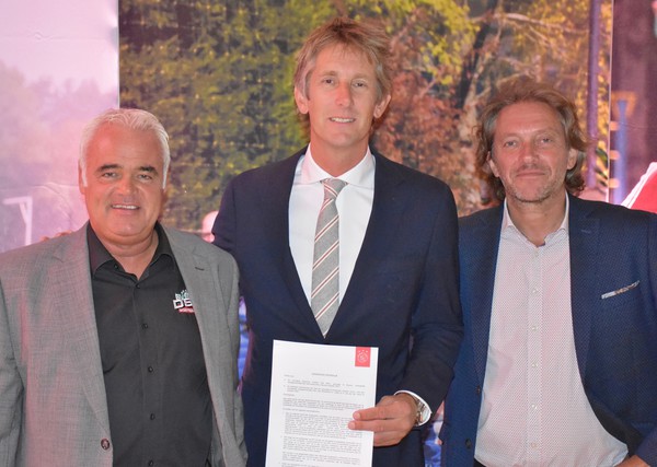 Ondertekening contract Ajax Persbericht