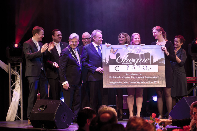 Overhandiging cheque lente diner