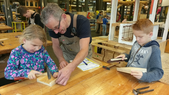 Leerlingen Koningin Wilhelminaschool volgen workshop techniek op ONC Clauslaan