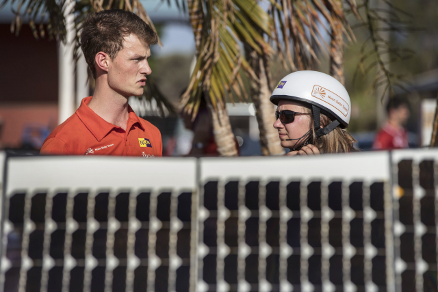 Caspar overlegt met coureur Emma copyright Hans Peter van Veldhoven