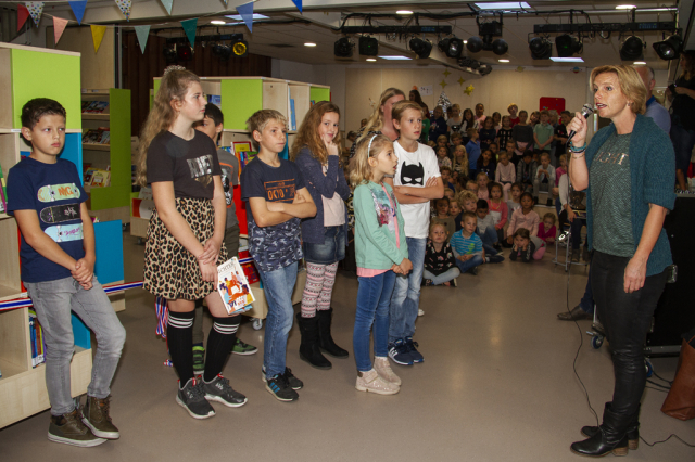 opening bibliotheek op school tjalk 009 stadbibliotheek medewerkster