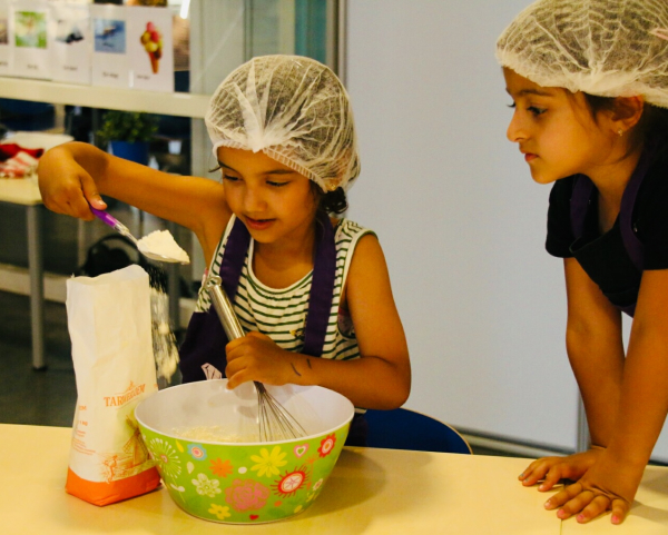 kinderen leren koken