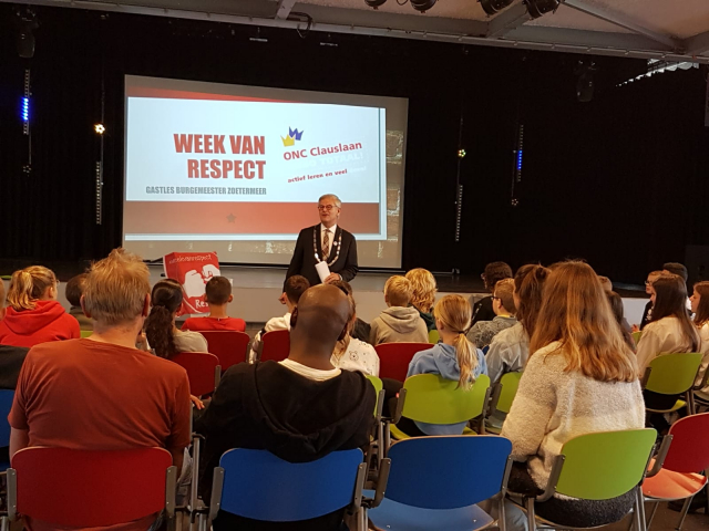 Burgemeester geeft gastles over respect op ONC Clauslaan