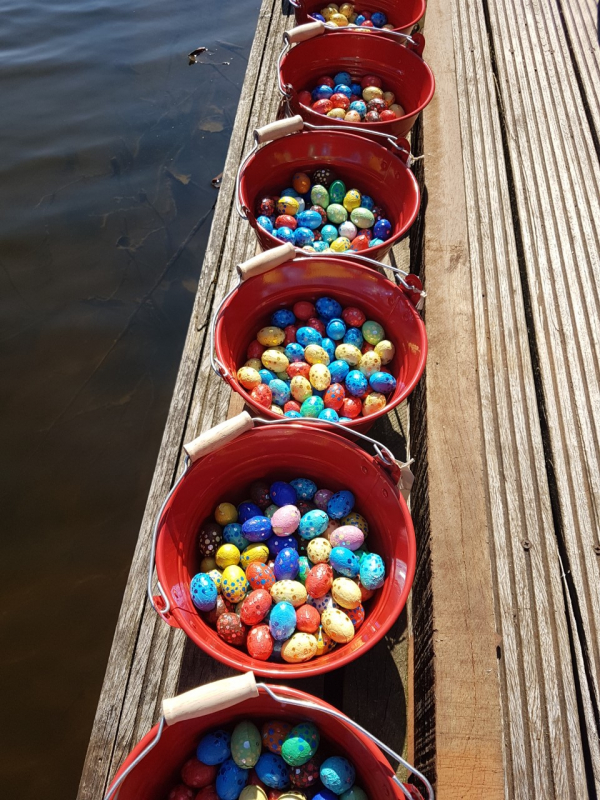 Emmertjes met paaseitjes rood. 