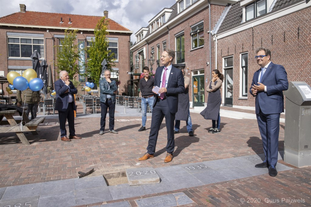 opening 2020 horecaplein dorpsstraat zoetermeer 008 wethouders robin paalvast en jan iedema en ondernemers