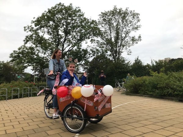 Divera aankomst schoolplein