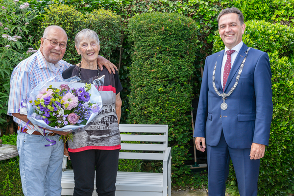 Burgemeester feliciteert 60 jarig bruidspaar de Vries Zoetermeer foto Patricia Munster