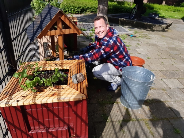 NLdoet actie moestuinbakken vullen bij Ambachtenwerkplaats