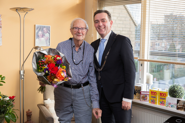 Burgemeester Bezuijen feliciteert 100 jarige meneer Van der Meer 4