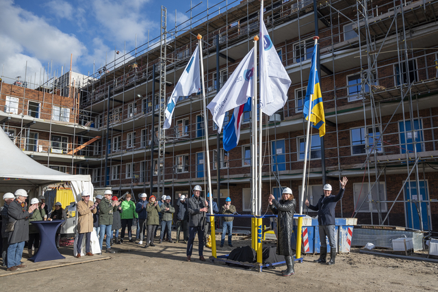 Drie gehezen vlaggen bij bereiken van hoogste punt sociale nieuwbouw Tuyn van Palensteyn