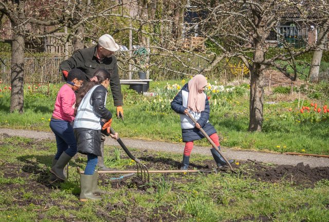 Kinderen van de Piëzo TalentenAcademie Buytenwegh werken mee in de tuin bij de Zoete Aarde fotograaf Jeroen Stahlecker