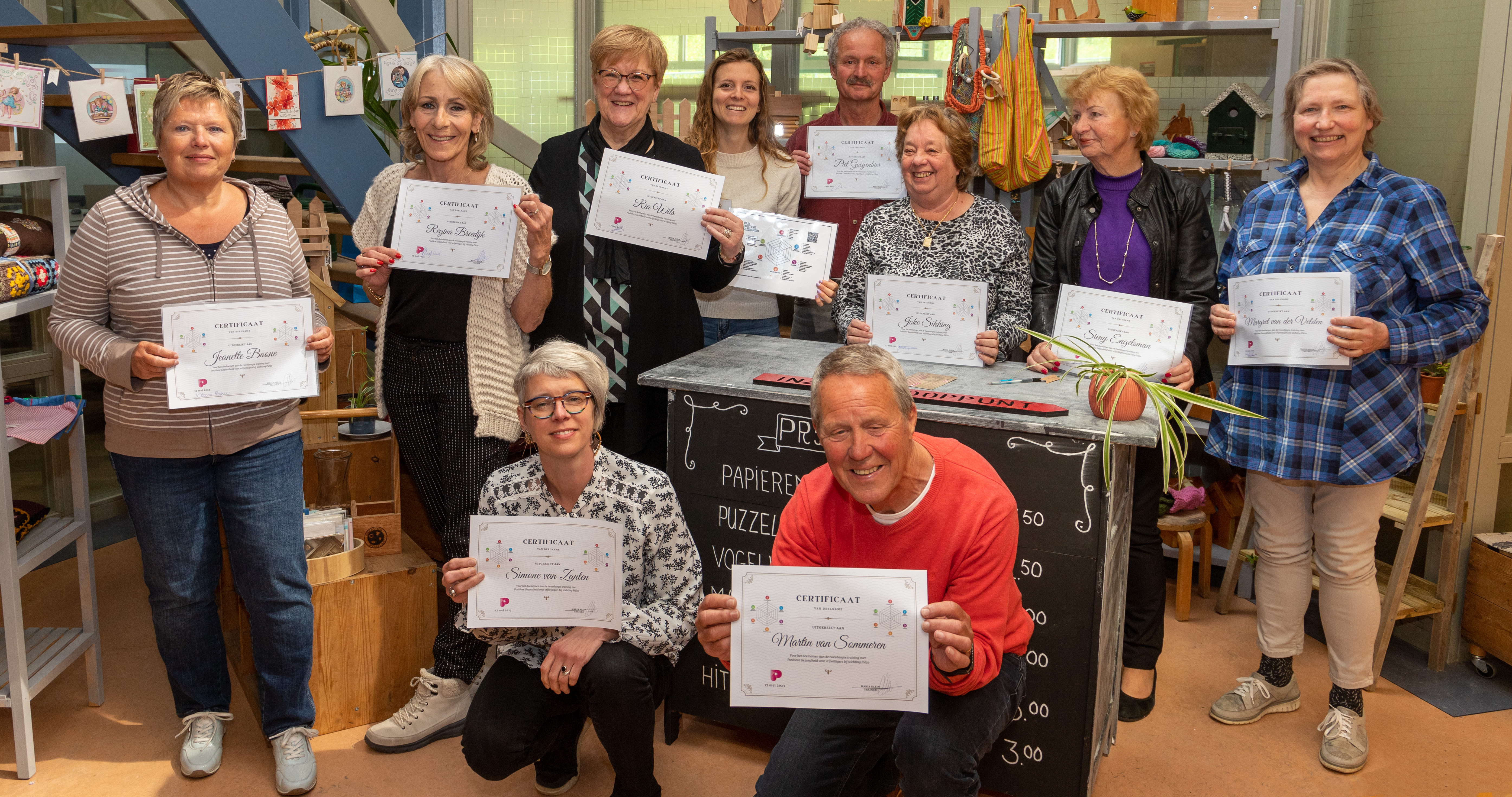 Vrijwilligers van Piëzo met hun certificaat van deelname aan de training Positieve Gezondheid foto Stichting Piëzo