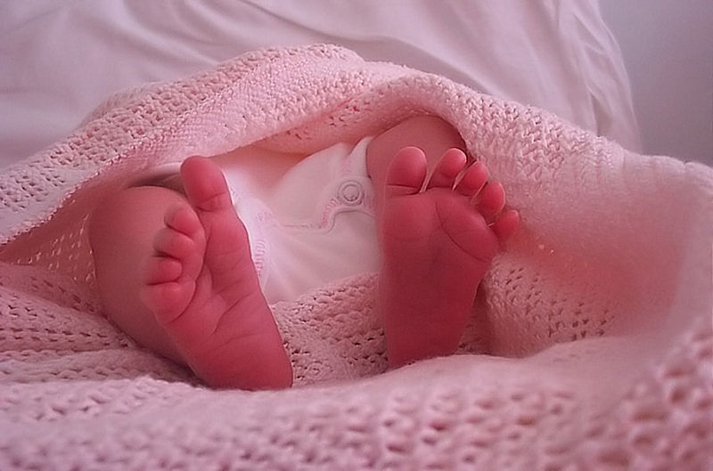 800px-Newborn feet 1902