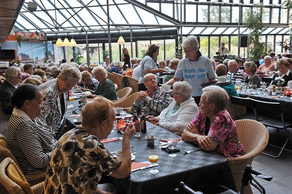 langste-eettafel-bij-palet-Welzijn